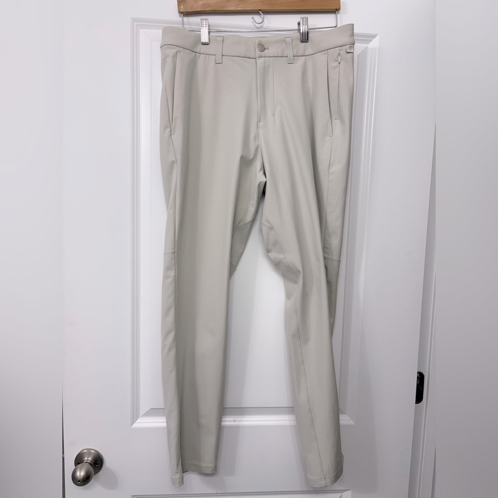 LULULEMON MEN’S COMMISSION PANTS
SIZE: 33 x 29